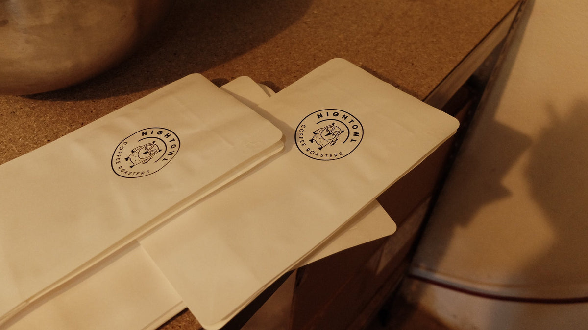 Kaffeeverpackungen weiß mit Logo.