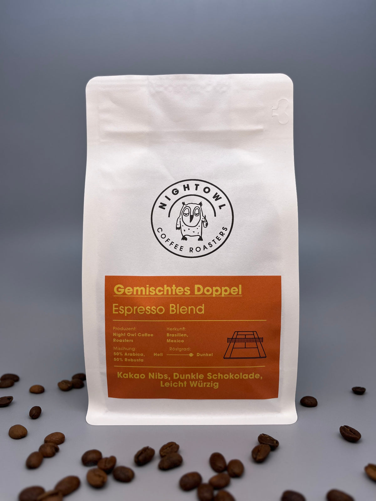 Kaffeeverpackung mit orangenem Etikett, Kaffeebohnen liegen im Vordergrund.