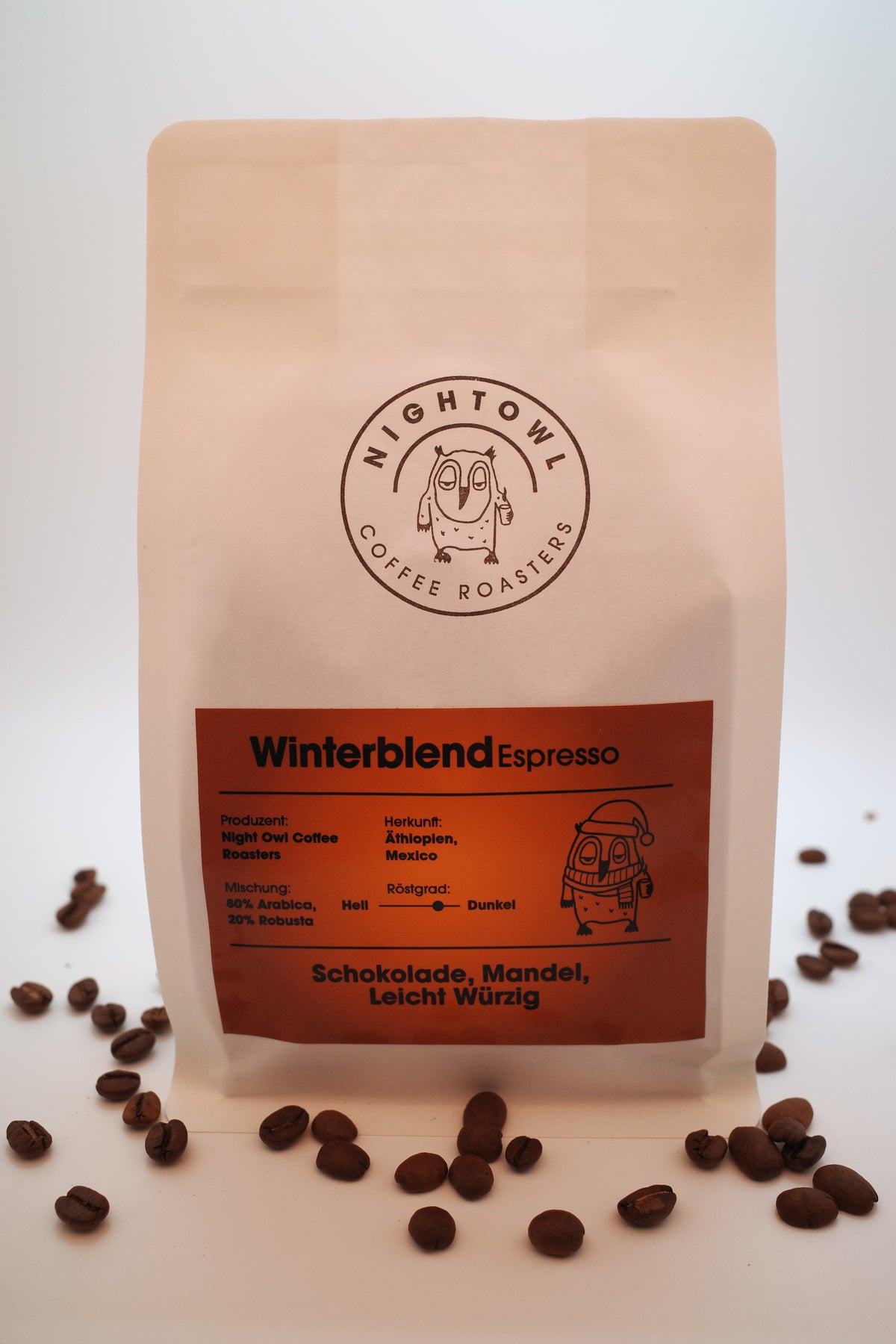 Eine Packung Kaffee mit Bohnen im Vordergrund, Infos stehen im Infotext.