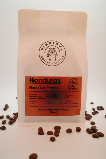 Eine Packung Kaffee mit Bohnen im Vordergrund, Infos stehen im Infotext.