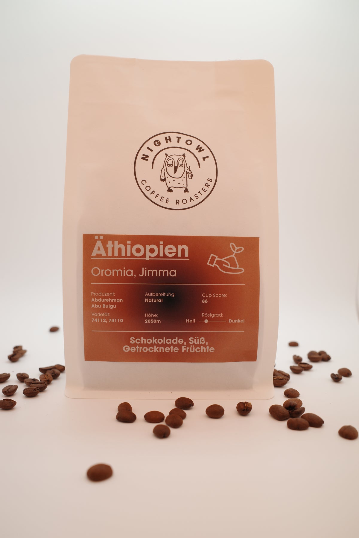 Eine Packung Kaffee mit Bohnen im Vordergrund, Infos stehen im Infotext.