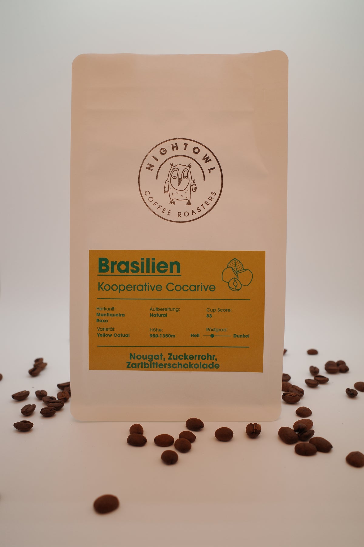 Eine Packung Kaffee mit Bohnen im Vordergrund, Infos stehen im Infotext.
