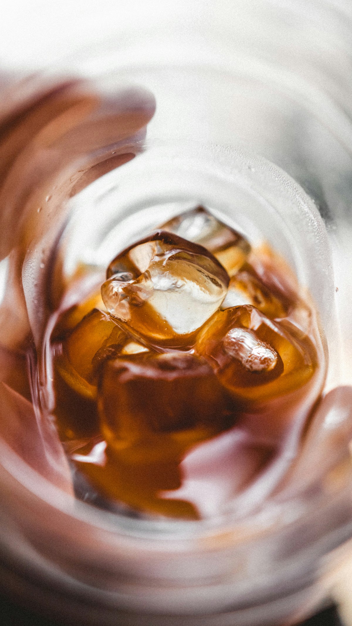 URHEBER: Max Fuchs. Glas mit Eiswürfeln und Filterkaffee.