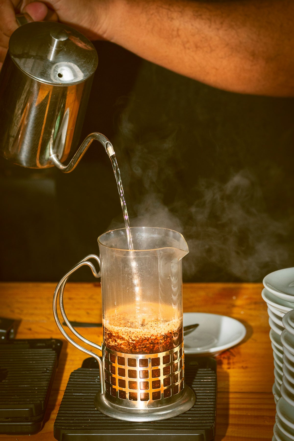 Wasser wird in Glasfrenchpress gegossen. Romario Roges.