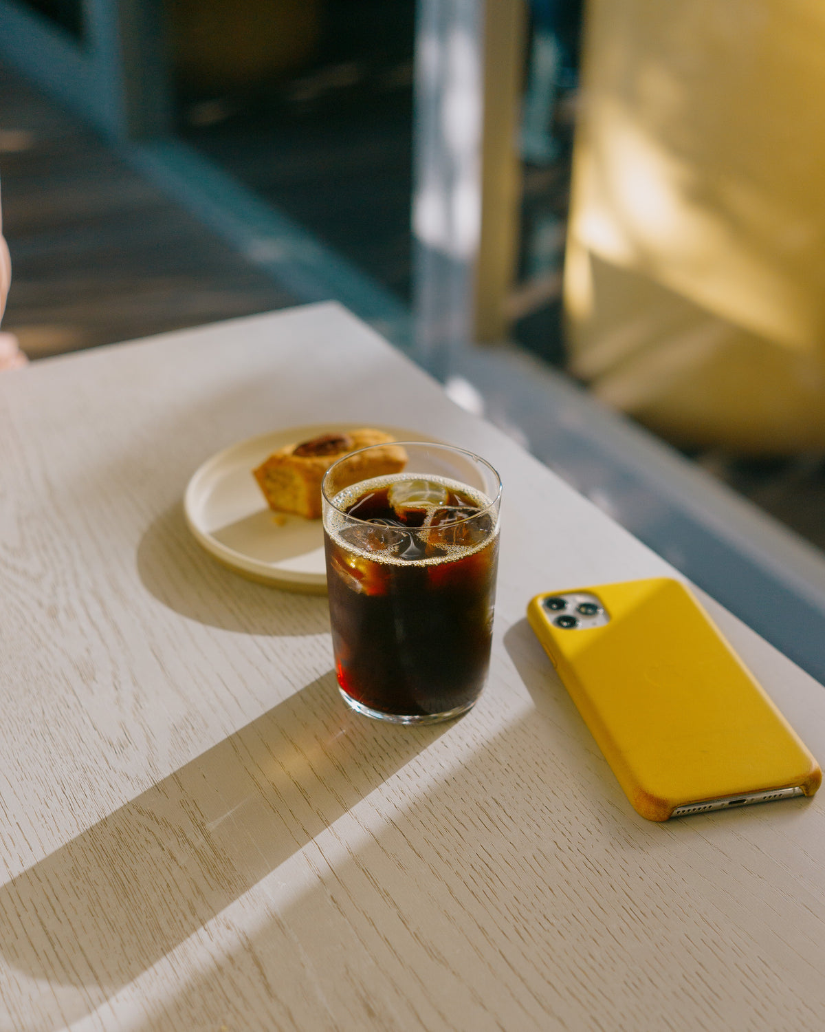 Tisch mit Kaffe, Kuchen und Handy